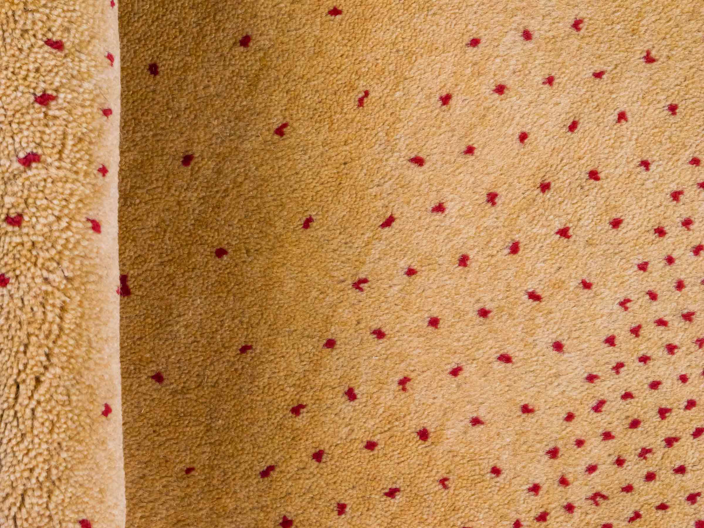 Handgeknüpfter Indo Loribaft Orientteppich von Khademi aus Wolle, gold. Geometrisches Nomaden-Design. Von Hand geknüpft in Indien. Größe: 93x60cm. Teppichnummer: KB4-1759. Verkauf durch Jupiter Intl.