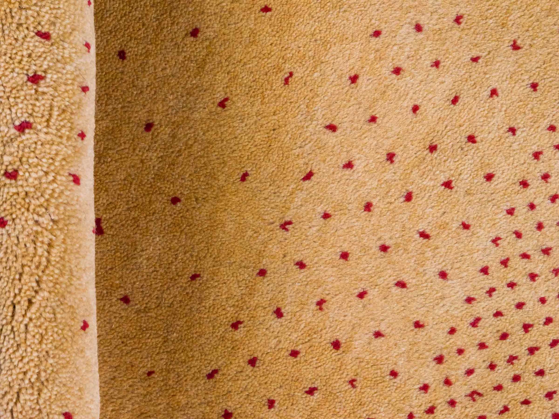 Handgeknüpfter Indo Loribaft Orientteppich von Khademi aus Wolle, gold. Geometrisches Nomaden-Design. Von Hand geknüpft in Indien. Größe: 93x60cm. Teppichnummer: KB4-1759. Verkauf durch Jupiter Intl.