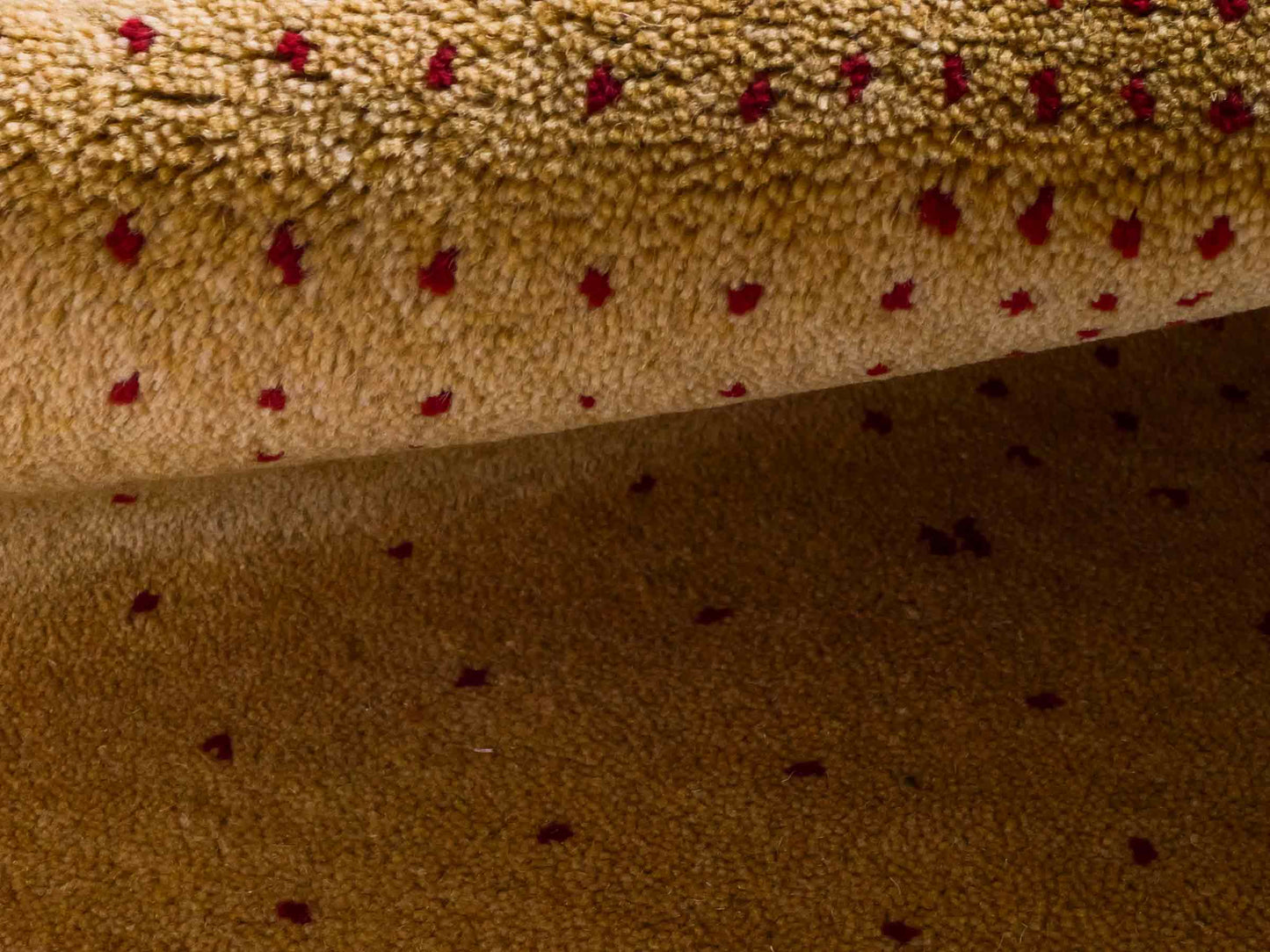 Handgeknüpfter Indo Loribaft Orientteppich von Khademi aus Wolle, gold. Geometrisches Nomaden-Design. Von Hand geknüpft in Indien. Größe: 93x60cm. Teppichnummer: KB4-1759. Verkauf durch Jupiter Intl.