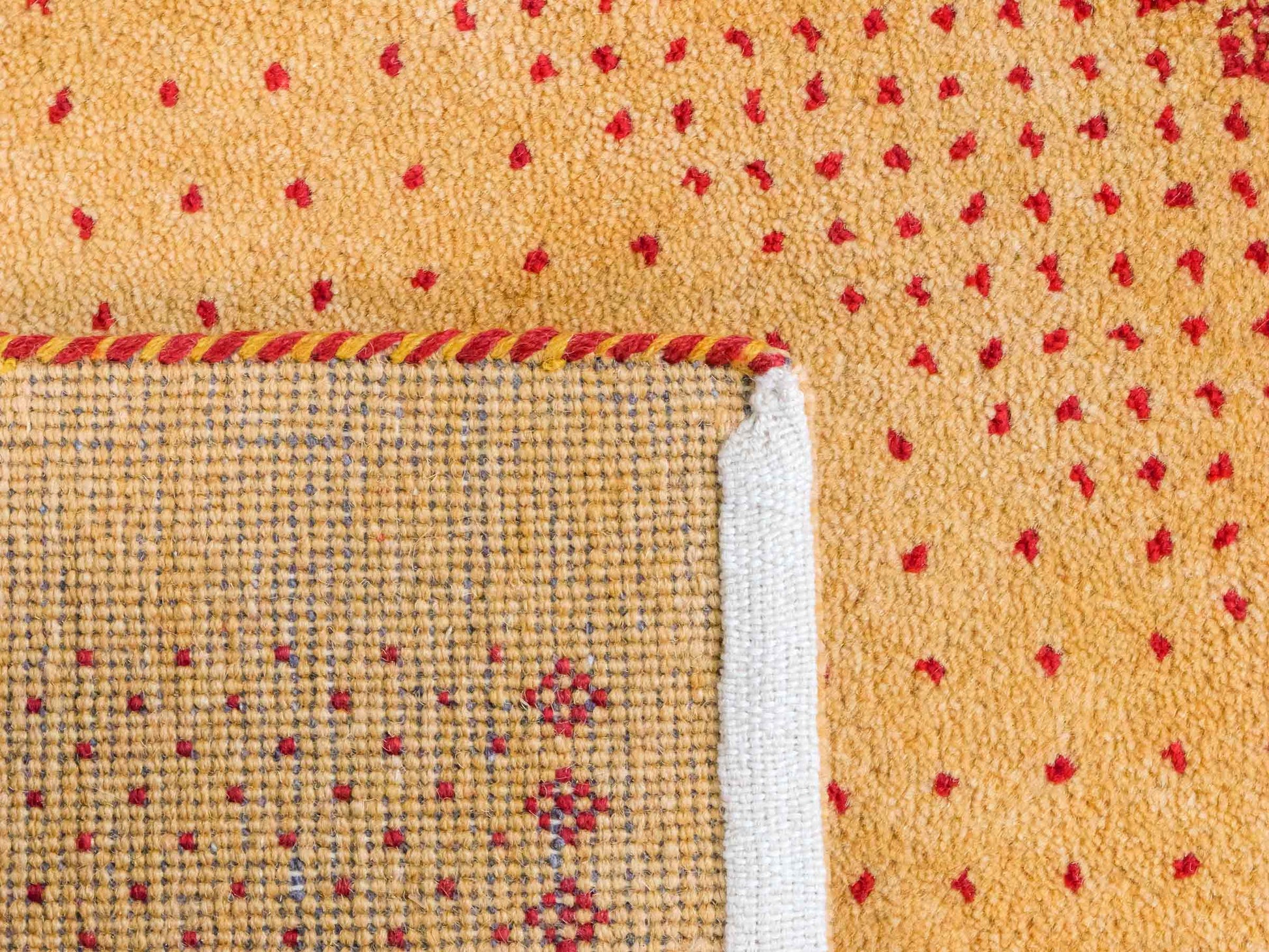 Handgeknüpfter Indo Loribaft Orientteppich von Khademi aus Wolle, gold. Geometrisches Nomaden-Design. Von Hand geknüpft in Indien. Größe: 93x61cm. Teppichnummer: KB4-1748. Verkauf durch Jupiter Intl.