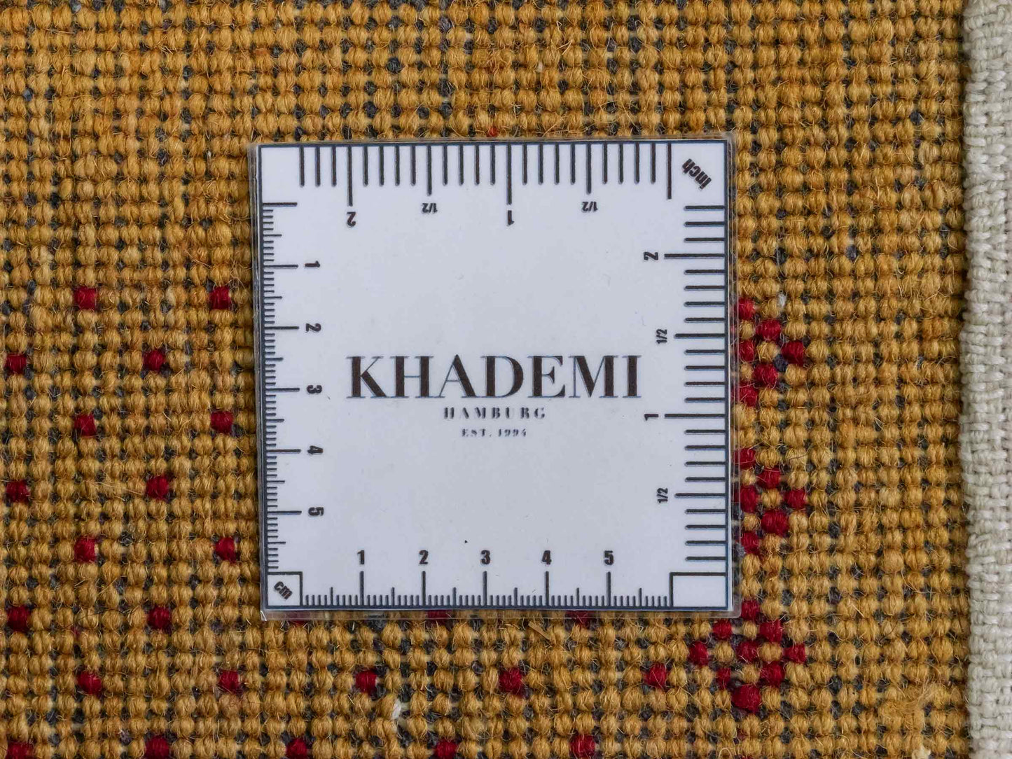 Handgeknüpfter Indo Loribaft Orientteppich von Khademi aus Wolle, gold. Geometrisches Nomaden-Design. Von Hand geknüpft in Indien. Größe: 93x61cm. Teppichnummer: KB4-1748. Verkauf durch Jupiter Intl.