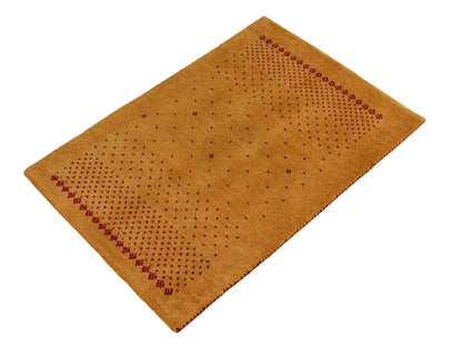 Handgeknüpfter Indo Loribaft Orientteppich von Khademi aus Wolle, gold. Geometrisches Nomaden-Design. Von Hand geknüpft in Indien. Größe: 93x61cm. Teppichnummer: KB4-1748. Verkauf durch Jupiter Intl.