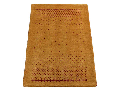 Handgeknüpfter Indo Loribaft Orientteppich von Khademi aus Wolle, gold. Geometrisches Nomaden-Design. Von Hand geknüpft in Indien. Größe: 93x61cm. Teppichnummer: KB4-1748. Verkauf durch Jupiter Intl.
