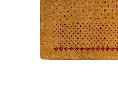 Handgeknüpfter Indo Loribaft Orientteppich von Khademi aus Wolle, gold. Geometrisches Nomaden-Design. Von Hand geknüpft in Indien. Größe: 93x61cm. Teppichnummer: KB4-1748. Verkauf durch Jupiter Intl.