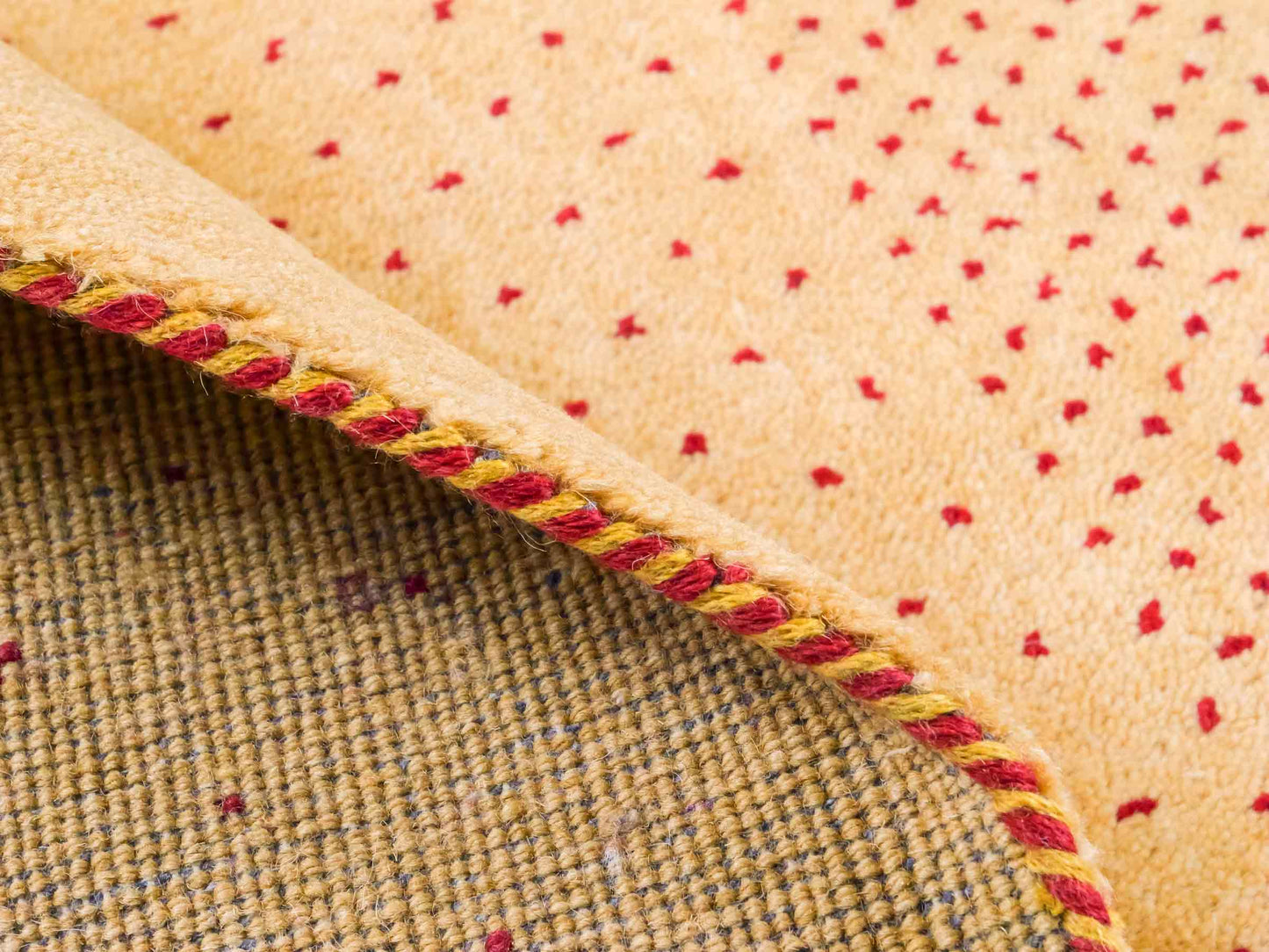 Handgeknüpfter Indo Loribaft Orientteppich von Khademi aus Wolle, gold. Geometrisches Nomaden-Design. Von Hand geknüpft in Indien. Größe: 93x61cm. Teppichnummer: KB4-1748. Verkauf durch Jupiter Intl.