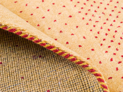 Handgeknüpfter Indo Loribaft Orientteppich von Khademi aus Wolle, gold. Geometrisches Nomaden-Design. Von Hand geknüpft in Indien. Größe: 93x61cm. Teppichnummer: KB4-1748. Verkauf durch Jupiter Intl.