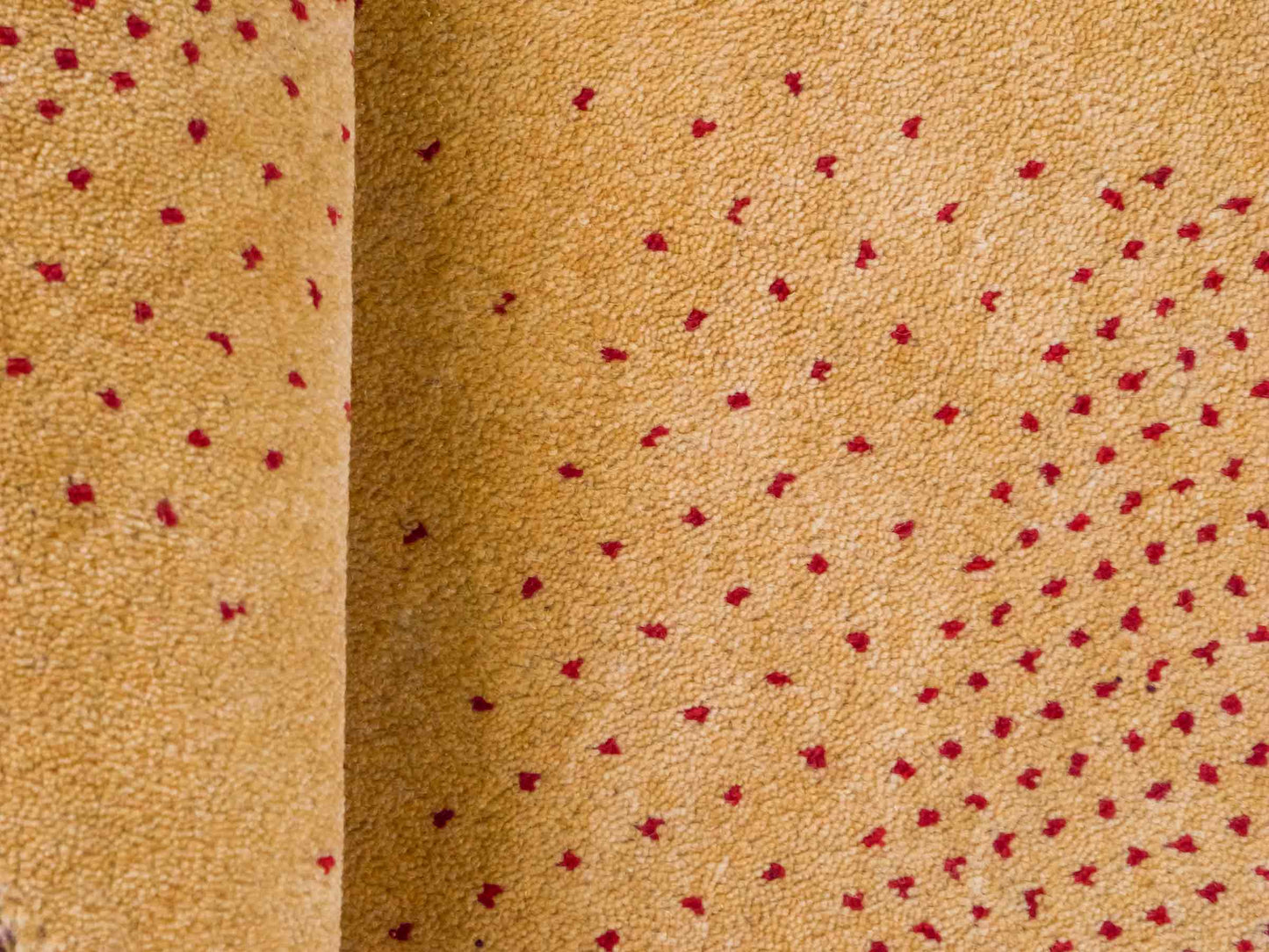 Handgeknüpfter Indo Loribaft Orientteppich von Khademi aus Wolle, gold. Geometrisches Nomaden-Design. Von Hand geknüpft in Indien. Größe: 93x61cm. Teppichnummer: KB4-1748. Verkauf durch Jupiter Intl.