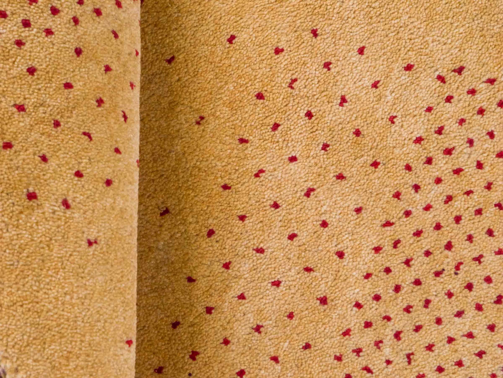 Handgeknüpfter Indo Loribaft Orientteppich von Khademi aus Wolle, gold. Geometrisches Nomaden-Design. Von Hand geknüpft in Indien. Größe: 93x61cm. Teppichnummer: KB4-1748. Verkauf durch Jupiter Intl.