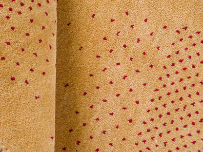 Handgeknüpfter Indo Loribaft Orientteppich von Khademi aus Wolle, gold. Geometrisches Nomaden-Design. Von Hand geknüpft in Indien. Größe: 93x61cm. Teppichnummer: KB4-1748. Verkauf durch Jupiter Intl.