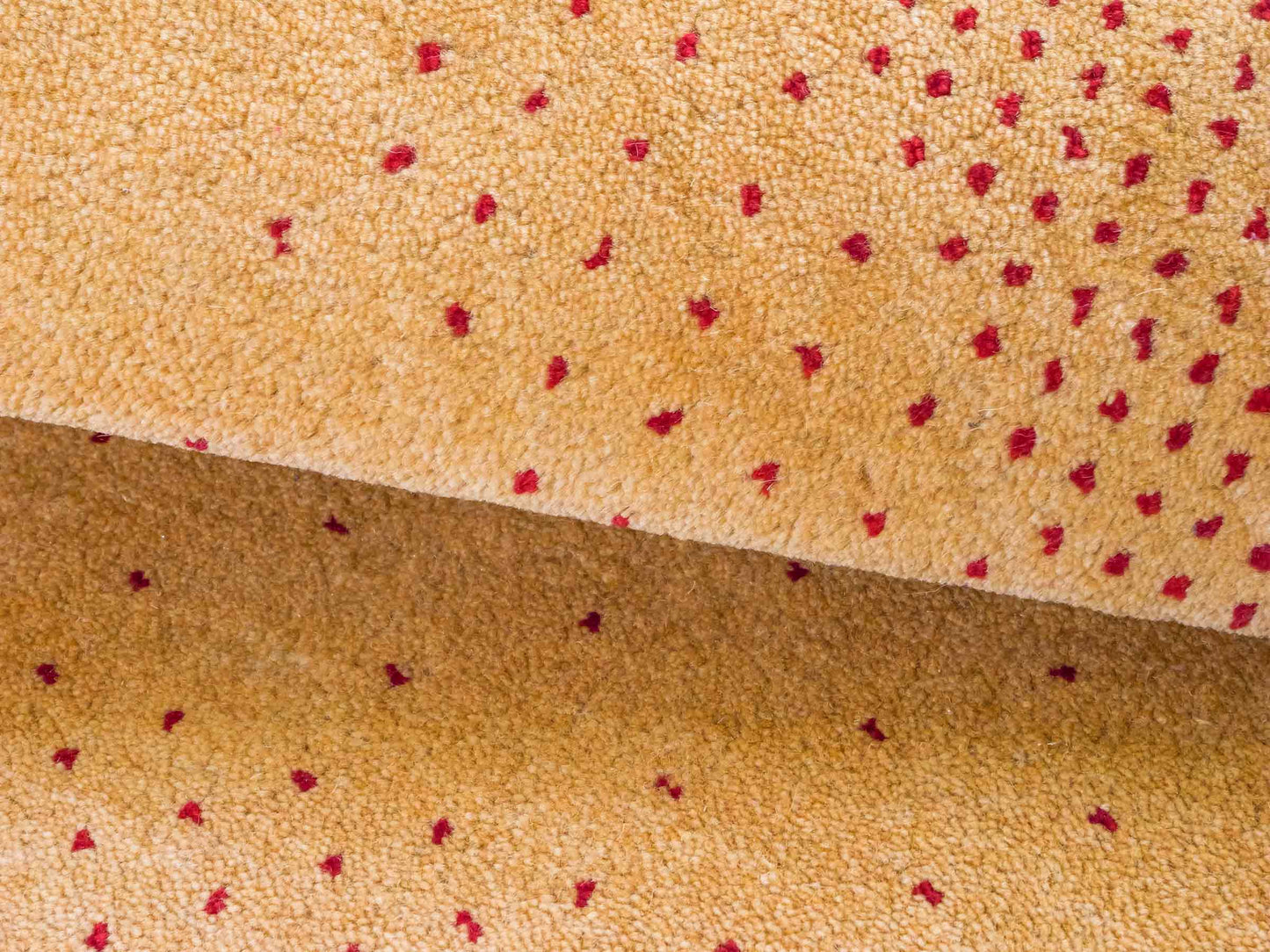 Handgeknüpfter Indo Loribaft Orientteppich von Khademi aus Wolle, gold. Geometrisches Nomaden-Design. Von Hand geknüpft in Indien. Größe: 93x61cm. Teppichnummer: KB4-1748. Verkauf durch Jupiter Intl.