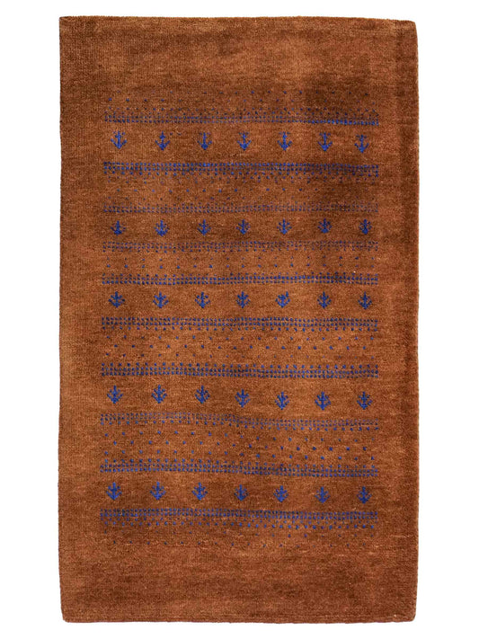 Handgeknüpfter Indo Loribaft Orientteppich von Khademi aus Wolle, braun. Geometrisches Nomaden-Design. Von Hand geknüpft in Indien. Größe: 93x62cm. Teppichnummer: KB4-1730. Verkauf durch Jupiter Intl.