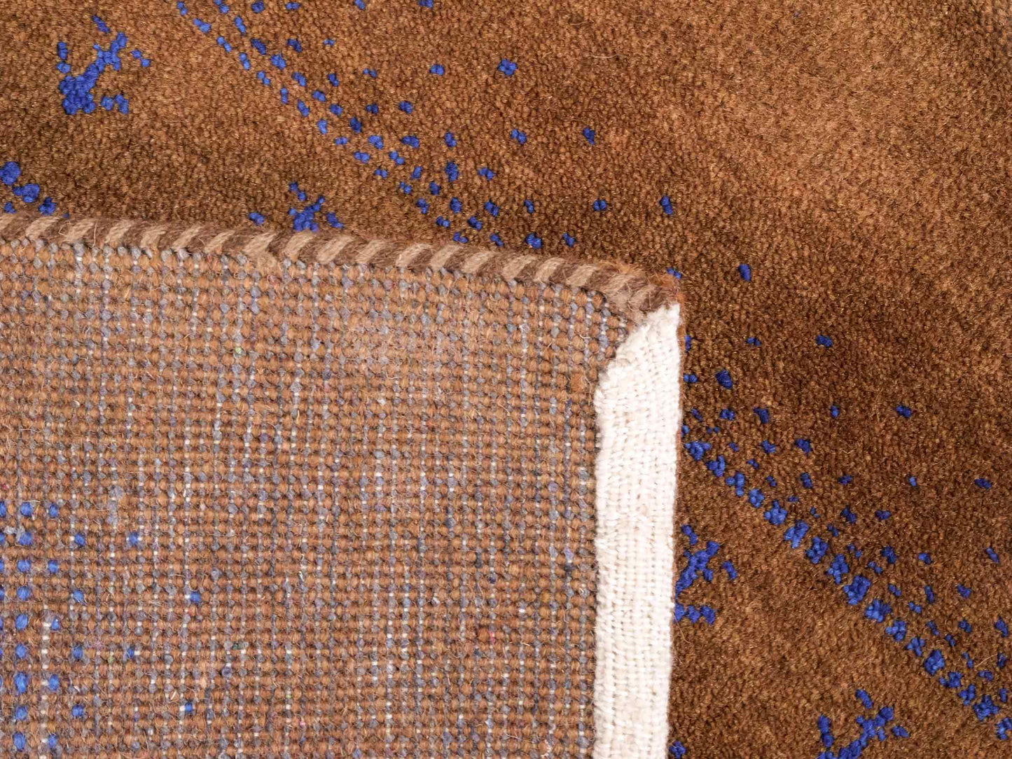 Handgeknüpfter Indo Loribaft Orientteppich von Khademi aus Wolle, braun. Geometrisches Nomaden-Design. Von Hand geknüpft in Indien. Größe: 93x62cm. Teppichnummer: KB4-1730. Verkauf durch Jupiter Intl.