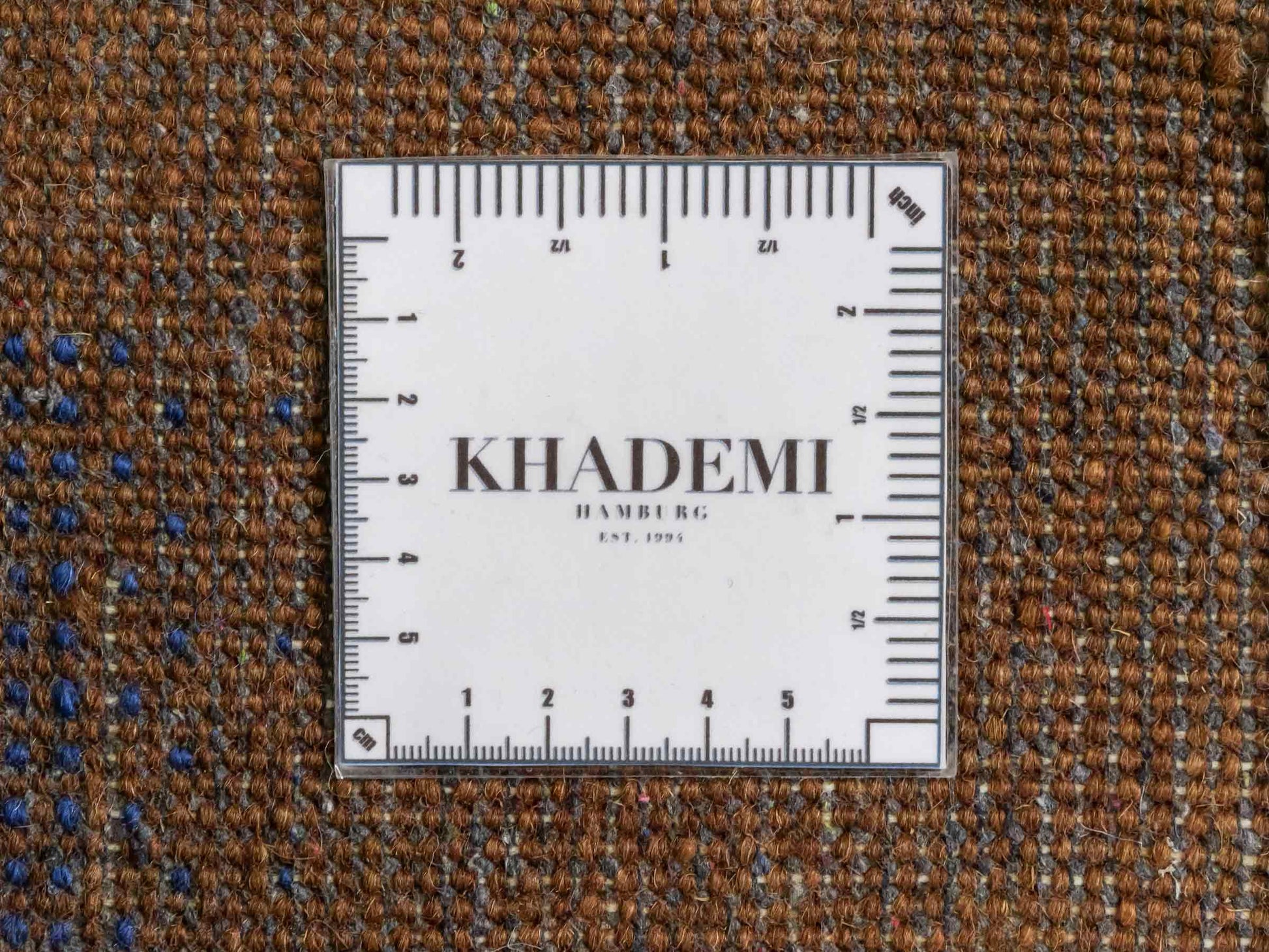 Handgeknüpfter Indo Loribaft Orientteppich von Khademi aus Wolle, braun. Geometrisches Nomaden-Design. Von Hand geknüpft in Indien. Größe: 93x62cm. Teppichnummer: KB4-1730. Verkauf durch Jupiter Intl.