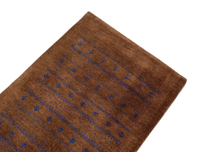 Handgeknüpfter Indo Loribaft Orientteppich von Khademi aus Wolle, braun. Geometrisches Nomaden-Design. Von Hand geknüpft in Indien. Größe: 93x62cm. Teppichnummer: KB4-1730. Verkauf durch Jupiter Intl.