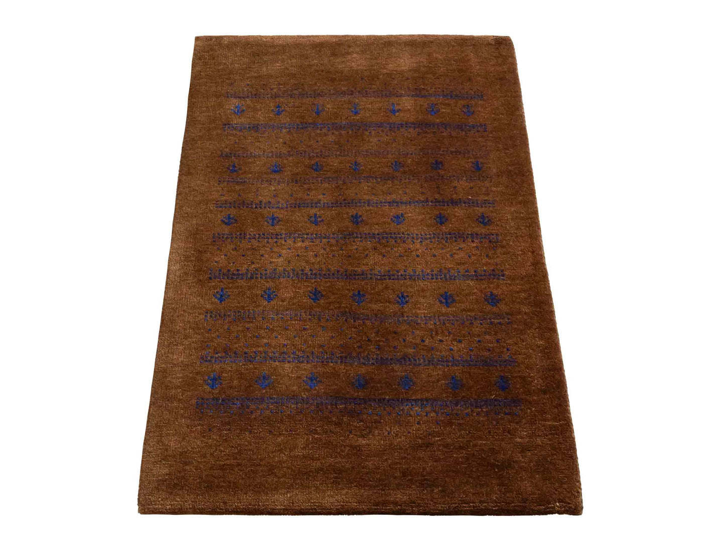 Handgeknüpfter Indo Loribaft Orientteppich von Khademi aus Wolle, braun. Geometrisches Nomaden-Design. Von Hand geknüpft in Indien. Größe: 93x62cm. Teppichnummer: KB4-1730. Verkauf durch Jupiter Intl.