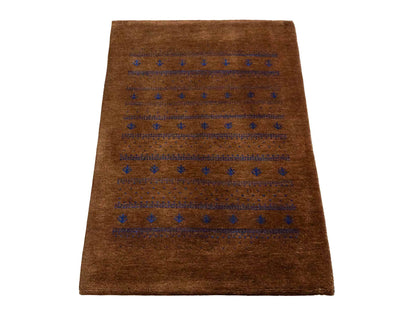 Handgeknüpfter Indo Loribaft Orientteppich von Khademi aus Wolle, braun. Geometrisches Nomaden-Design. Von Hand geknüpft in Indien. Größe: 93x62cm. Teppichnummer: KB4-1730. Verkauf durch Jupiter Intl.