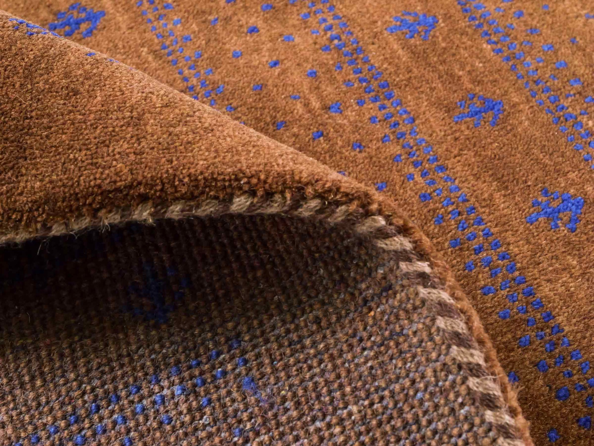 Handgeknüpfter Indo Loribaft Orientteppich von Khademi aus Wolle, braun. Geometrisches Nomaden-Design. Von Hand geknüpft in Indien. Größe: 93x62cm. Teppichnummer: KB4-1730. Verkauf durch Jupiter Intl.