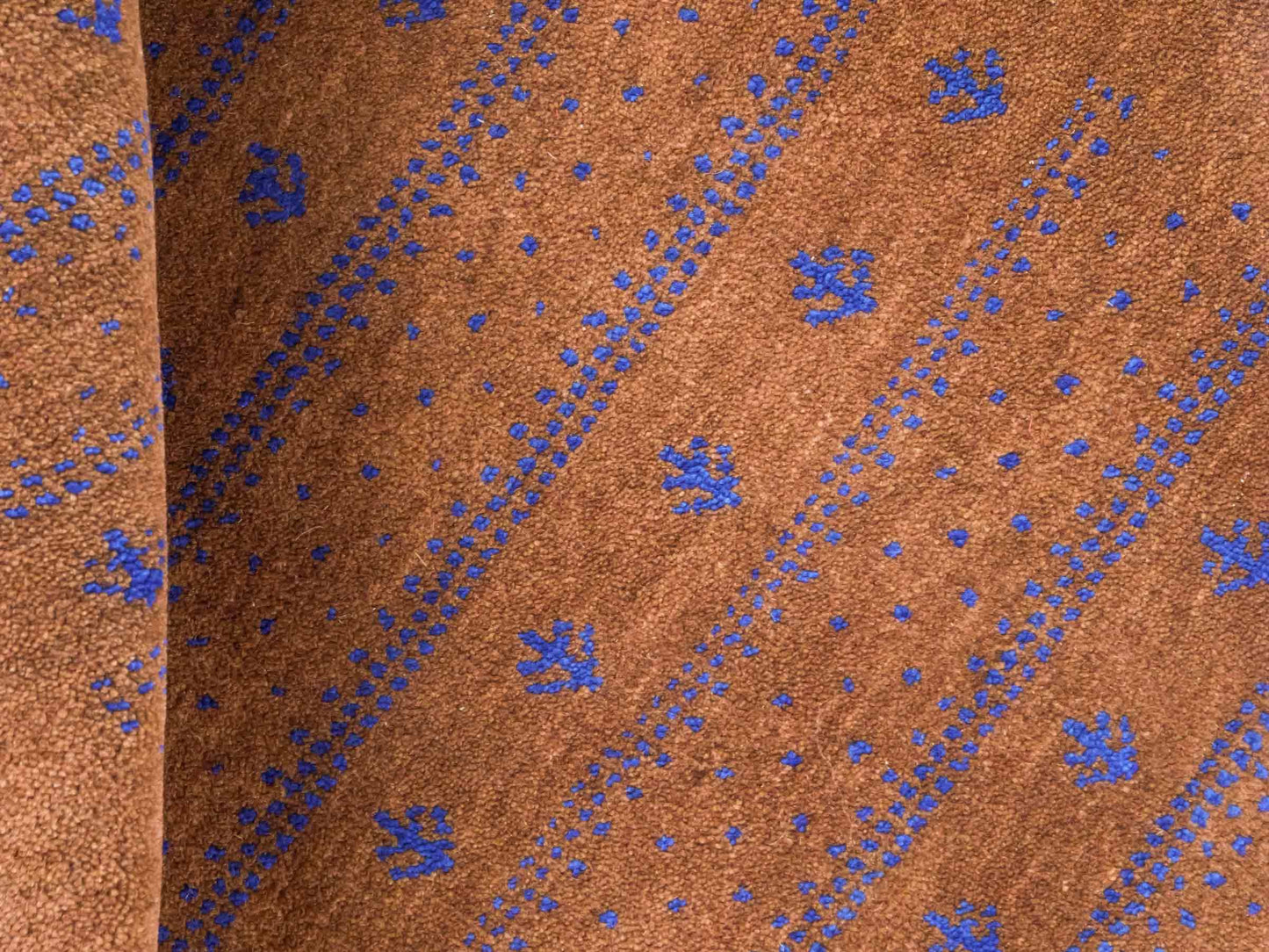 Handgeknüpfter Indo Loribaft Orientteppich von Khademi aus Wolle, braun. Geometrisches Nomaden-Design. Von Hand geknüpft in Indien. Größe: 93x62cm. Teppichnummer: KB4-1730. Verkauf durch Jupiter Intl.