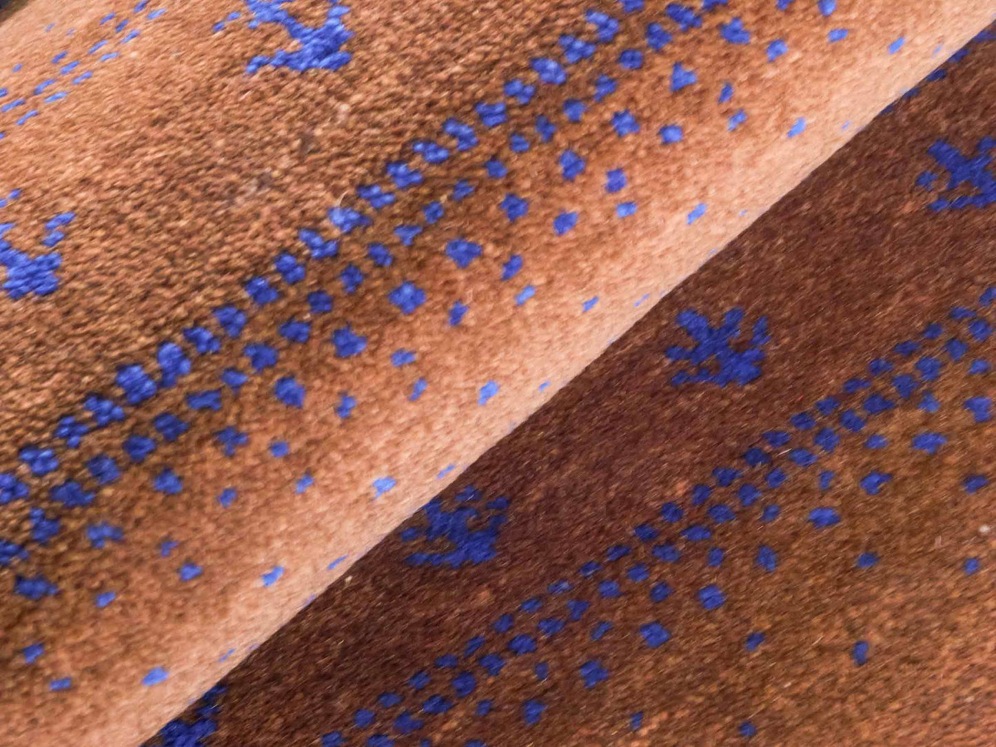 Handgeknüpfter Indo Loribaft Orientteppich von Khademi aus Wolle, braun. Geometrisches Nomaden-Design. Von Hand geknüpft in Indien. Größe: 93x62cm. Teppichnummer: KB4-1730. Verkauf durch Jupiter Intl.