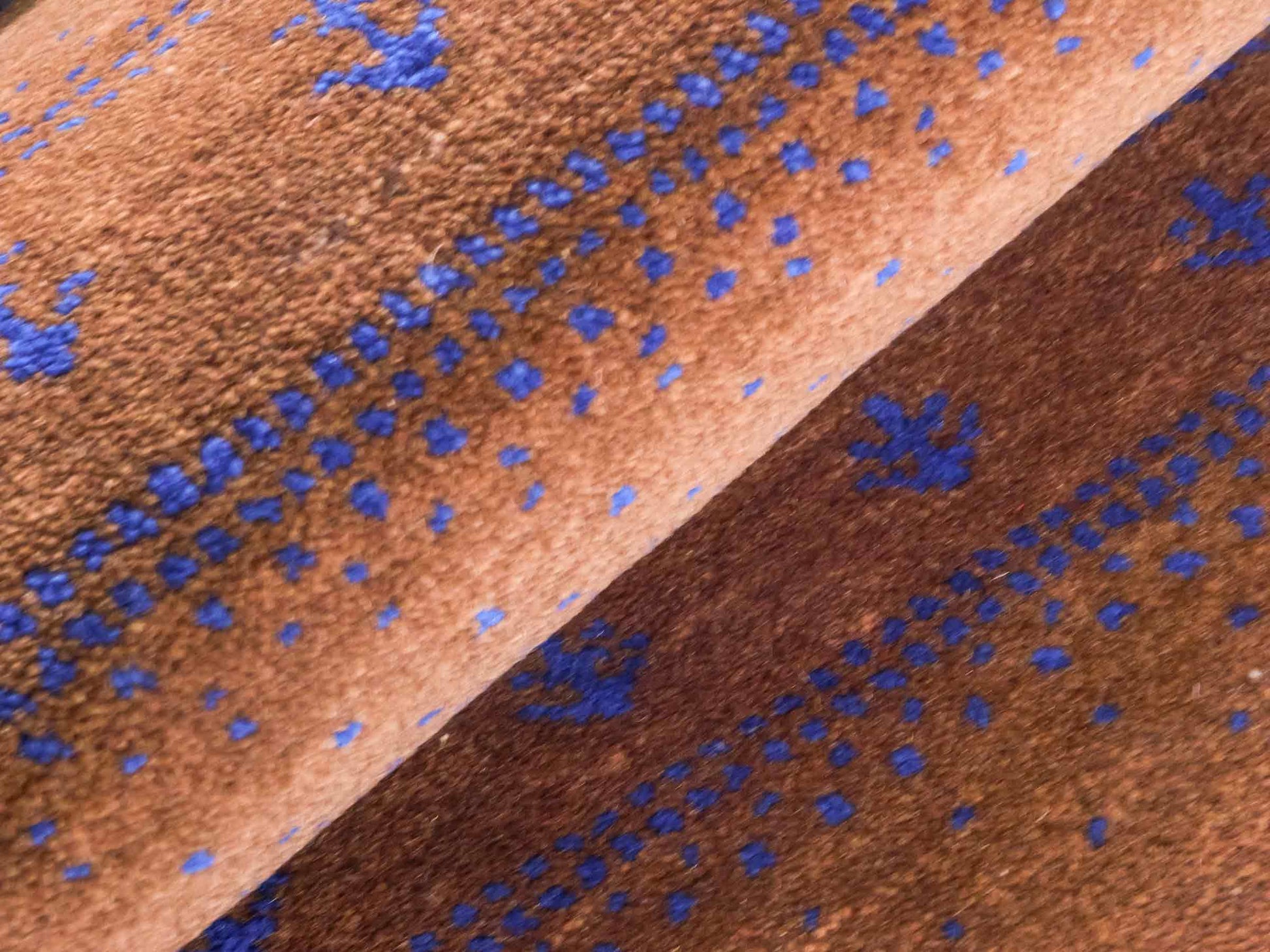 Handgeknüpfter Indo Loribaft Orientteppich von Khademi aus Wolle, braun. Geometrisches Nomaden-Design. Von Hand geknüpft in Indien. Größe: 93x62cm. Teppichnummer: KB4-1730. Verkauf durch Jupiter Intl.