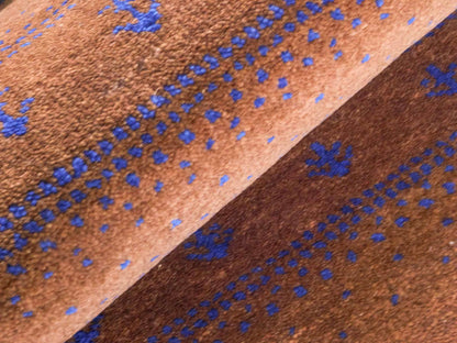 Handgeknüpfter Indo Loribaft Orientteppich von Khademi aus Wolle, braun. Geometrisches Nomaden-Design. Von Hand geknüpft in Indien. Größe: 93x62cm. Teppichnummer: KB4-1730. Verkauf durch Jupiter Intl.