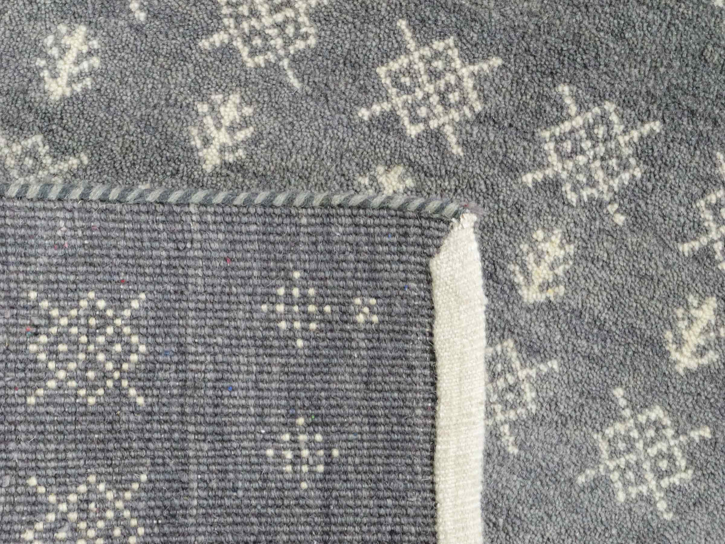 Handgeknüpfter Indo Loribaft Orientteppich von Khademi aus Wolle, grau. Geometrisches Nomaden-Design. Von Hand geknüpft in Indien. Größe: 93x62cm. Teppichnummer: KB4-1735. Verkauf durch Jupiter Intl.