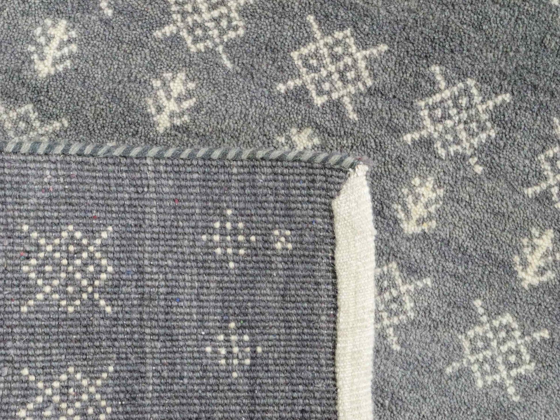 Handgeknüpfter Indo Loribaft Orientteppich von Khademi aus Wolle, grau. Geometrisches Nomaden-Design. Von Hand geknüpft in Indien. Größe: 93x62cm. Teppichnummer: KB4-1735. Verkauf durch Jupiter Intl.