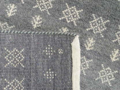 Handgeknüpfter Indo Loribaft Orientteppich von Khademi aus Wolle, grau. Geometrisches Nomaden-Design. Von Hand geknüpft in Indien. Größe: 93x62cm. Teppichnummer: KB4-1735. Verkauf durch Jupiter Intl.