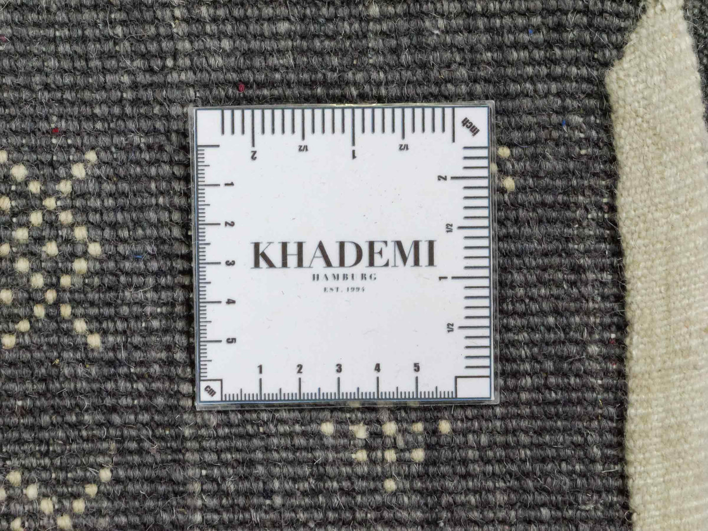 Handgeknüpfter Indo Loribaft Orientteppich von Khademi aus Wolle, grau. Geometrisches Nomaden-Design. Von Hand geknüpft in Indien. Größe: 93x62cm. Teppichnummer: KB4-1735. Verkauf durch Jupiter Intl.