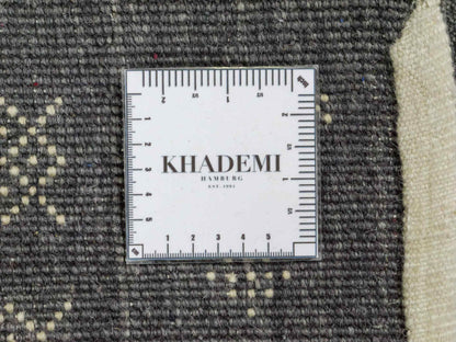 Handgeknüpfter Indo Loribaft Orientteppich von Khademi aus Wolle, grau. Geometrisches Nomaden-Design. Von Hand geknüpft in Indien. Größe: 93x62cm. Teppichnummer: KB4-1735. Verkauf durch Jupiter Intl.