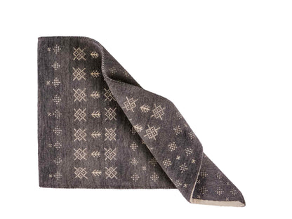 Handgeknüpfter Indo Loribaft Orientteppich von Khademi aus Wolle, grau. Geometrisches Nomaden-Design. Von Hand geknüpft in Indien. Größe: 93x62cm. Teppichnummer: KB4-1735. Verkauf durch Jupiter Intl.