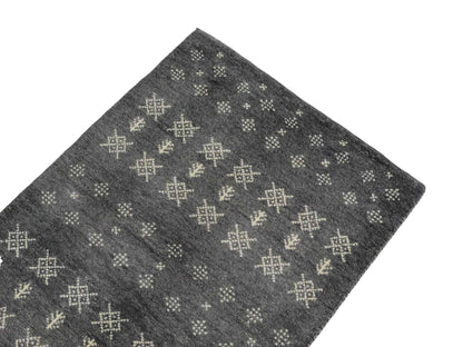 Handgeknüpfter Indo Loribaft Orientteppich von Khademi aus Wolle, grau. Geometrisches Nomaden-Design. Von Hand geknüpft in Indien. Größe: 93x62cm. Teppichnummer: KB4-1735. Verkauf durch Jupiter Intl.