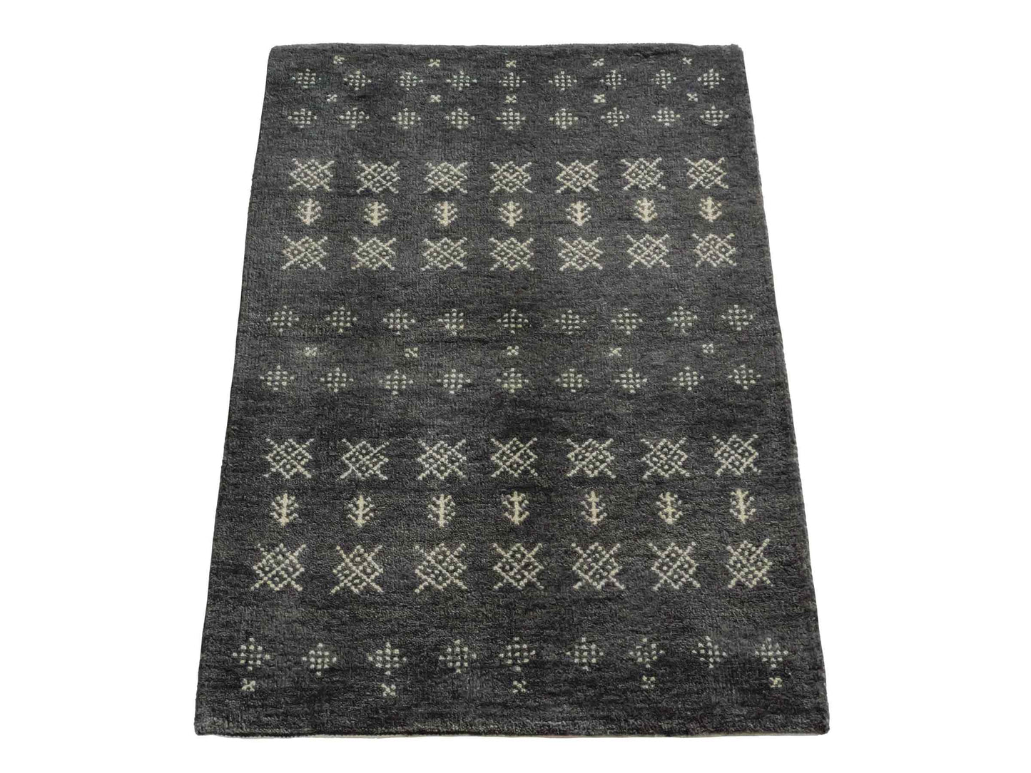 Handgeknüpfter Indo Loribaft Orientteppich von Khademi aus Wolle, grau. Geometrisches Nomaden-Design. Von Hand geknüpft in Indien. Größe: 93x62cm. Teppichnummer: KB4-1735. Verkauf durch Jupiter Intl.