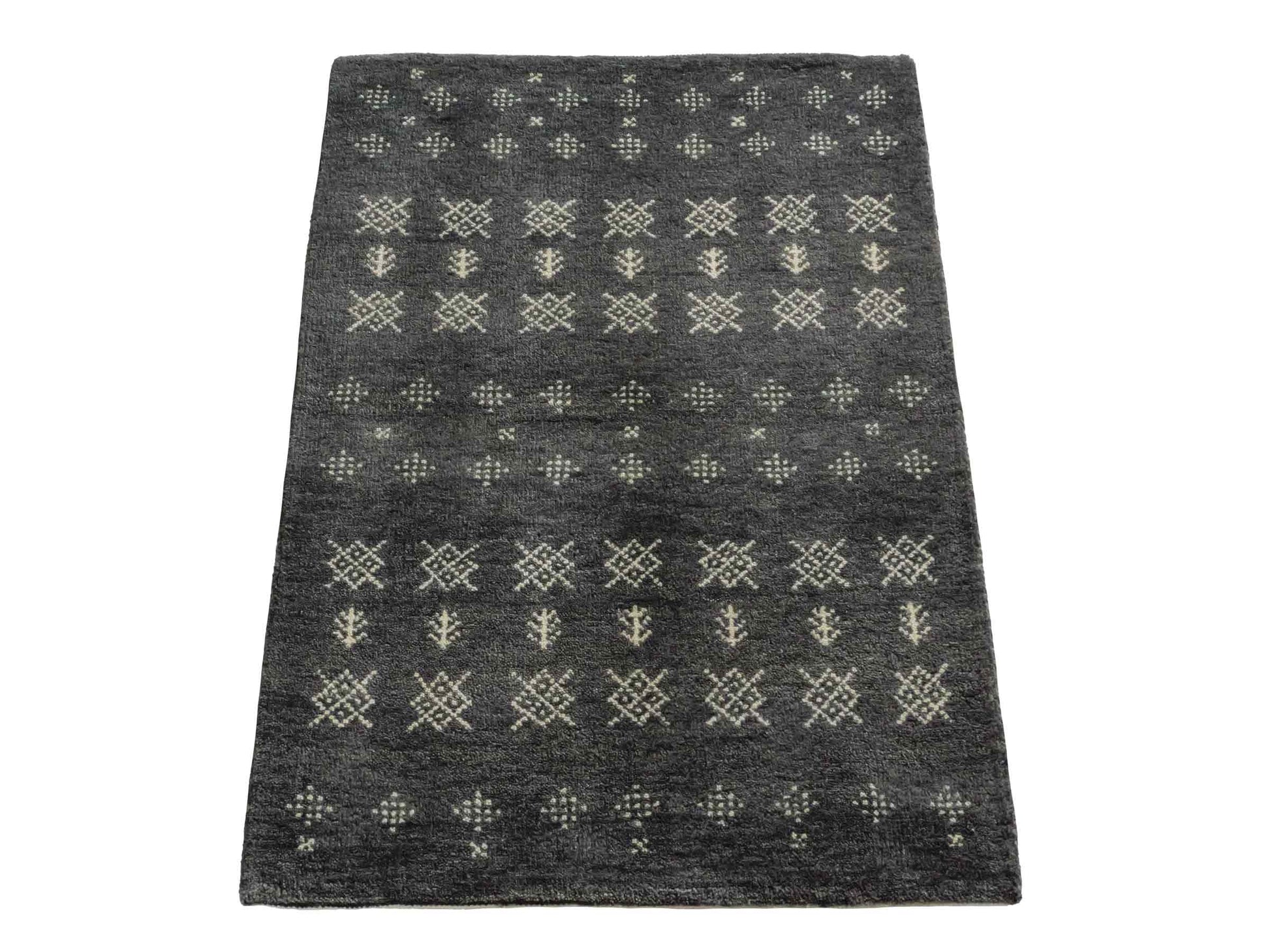 Handgeknüpfter Indo Loribaft Orientteppich von Khademi aus Wolle, grau. Geometrisches Nomaden-Design. Von Hand geknüpft in Indien. Größe: 93x62cm. Teppichnummer: KB4-1735. Verkauf durch Jupiter Intl.