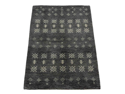 Handgeknüpfter Indo Loribaft Orientteppich von Khademi aus Wolle, grau. Geometrisches Nomaden-Design. Von Hand geknüpft in Indien. Größe: 93x62cm. Teppichnummer: KB4-1735. Verkauf durch Jupiter Intl.