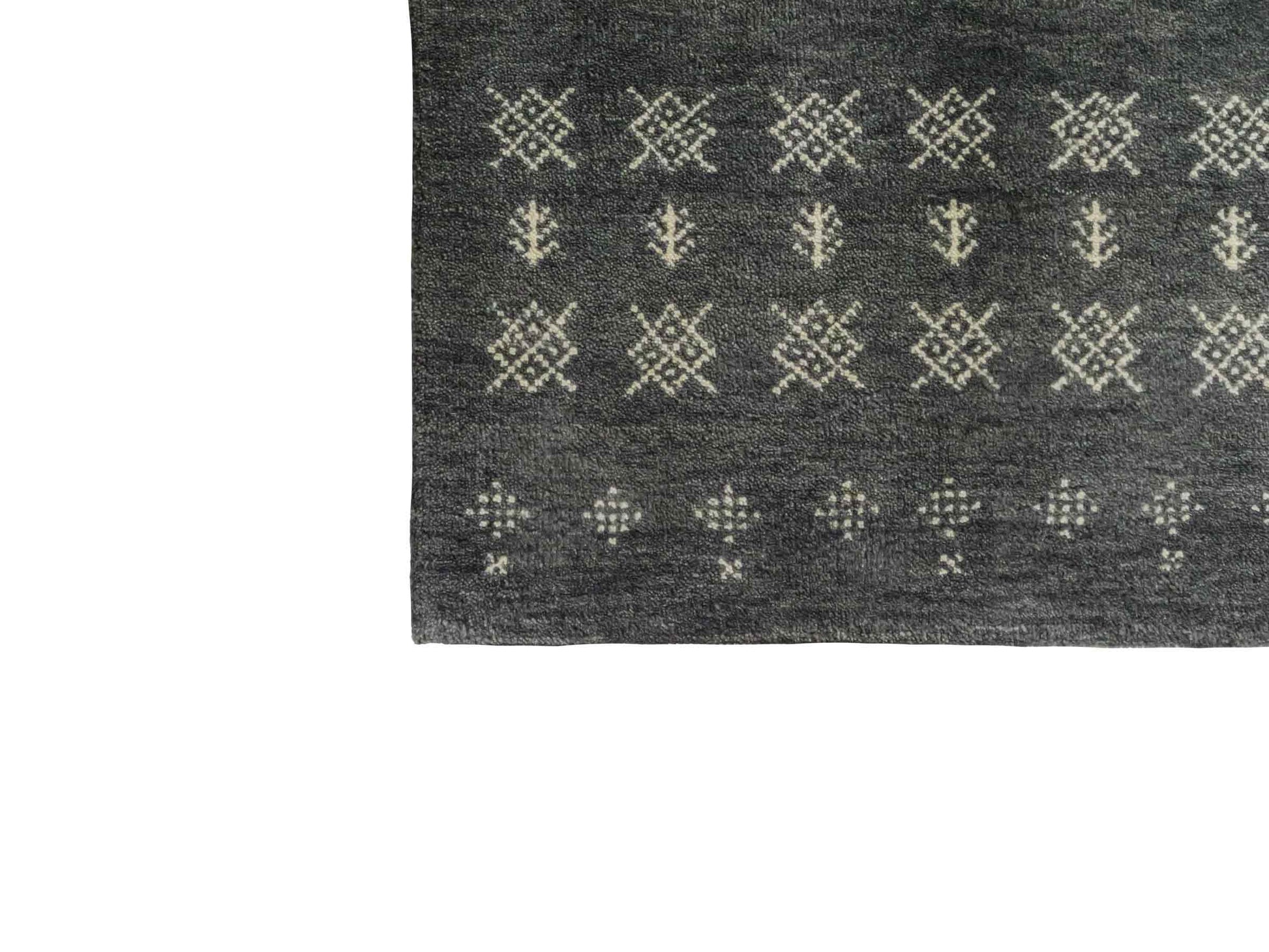 Handgeknüpfter Indo Loribaft Orientteppich von Khademi aus Wolle, grau. Geometrisches Nomaden-Design. Von Hand geknüpft in Indien. Größe: 93x62cm. Teppichnummer: KB4-1735. Verkauf durch Jupiter Intl.