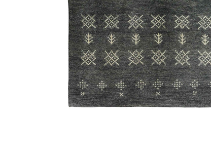 Handgeknüpfter Indo Loribaft Orientteppich von Khademi aus Wolle, grau. Geometrisches Nomaden-Design. Von Hand geknüpft in Indien. Größe: 93x62cm. Teppichnummer: KB4-1735. Verkauf durch Jupiter Intl.