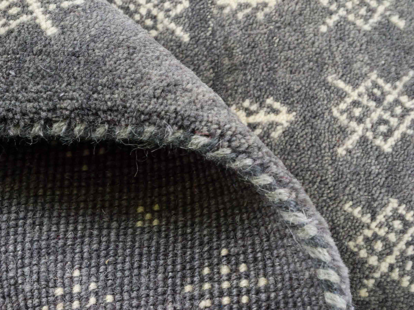 Handgeknüpfter Indo Loribaft Orientteppich von Khademi aus Wolle, grau. Geometrisches Nomaden-Design. Von Hand geknüpft in Indien. Größe: 93x62cm. Teppichnummer: KB4-1735. Verkauf durch Jupiter Intl.