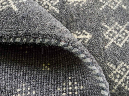 Handgeknüpfter Indo Loribaft Orientteppich von Khademi aus Wolle, grau. Geometrisches Nomaden-Design. Von Hand geknüpft in Indien. Größe: 93x62cm. Teppichnummer: KB4-1735. Verkauf durch Jupiter Intl.