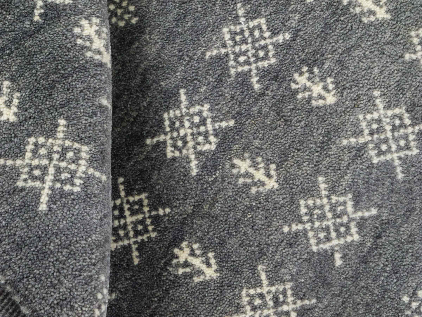 Handgeknüpfter Indo Loribaft Orientteppich von Khademi aus Wolle, grau. Geometrisches Nomaden-Design. Von Hand geknüpft in Indien. Größe: 93x62cm. Teppichnummer: KB4-1735. Verkauf durch Jupiter Intl.