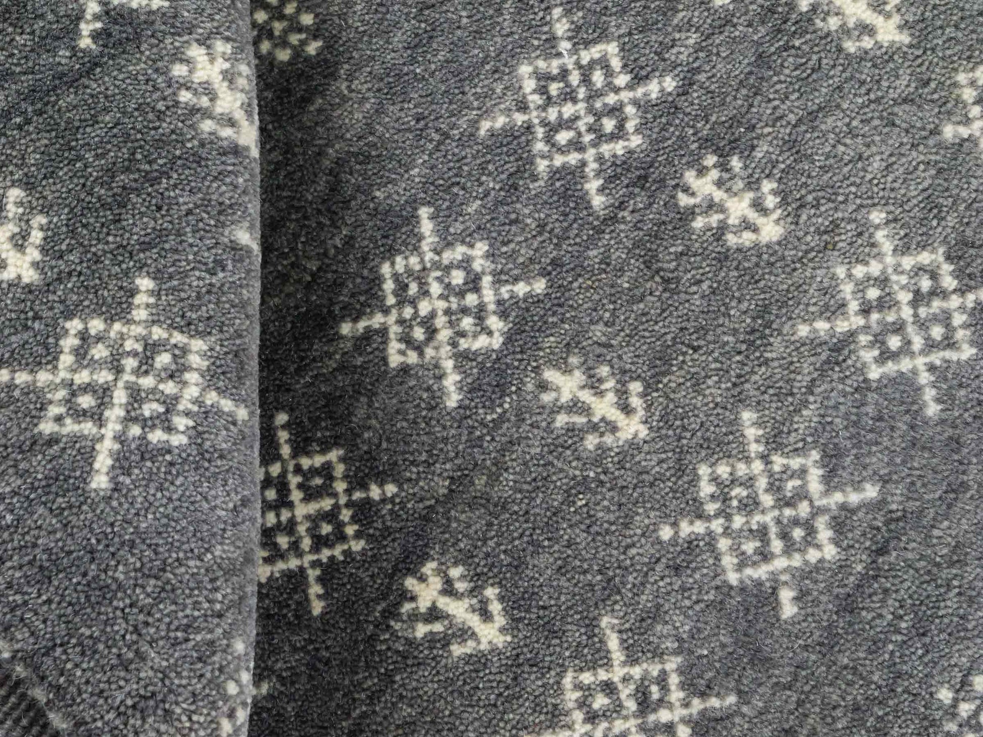 Handgeknüpfter Indo Loribaft Orientteppich von Khademi aus Wolle, grau. Geometrisches Nomaden-Design. Von Hand geknüpft in Indien. Größe: 93x62cm. Teppichnummer: KB4-1735. Verkauf durch Jupiter Intl.