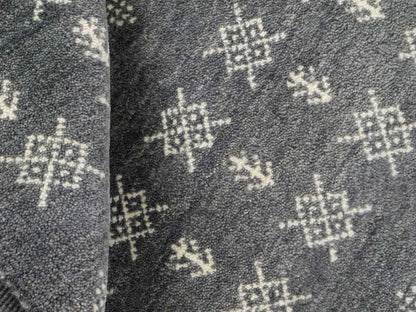 Handgeknüpfter Indo Loribaft Orientteppich von Khademi aus Wolle, grau. Geometrisches Nomaden-Design. Von Hand geknüpft in Indien. Größe: 93x62cm. Teppichnummer: KB4-1735. Verkauf durch Jupiter Intl.