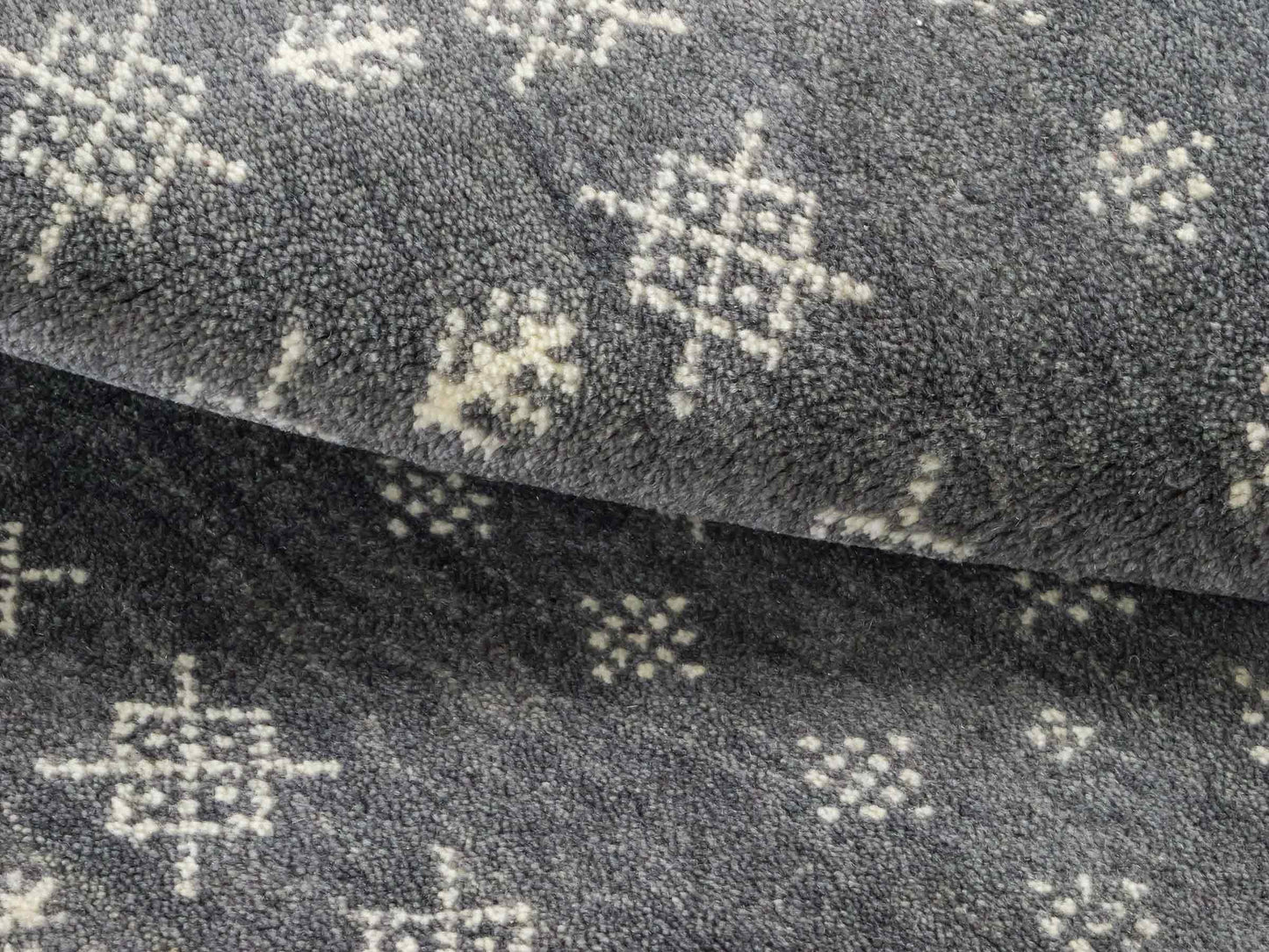 Handgeknüpfter Indo Loribaft Orientteppich von Khademi aus Wolle, grau. Geometrisches Nomaden-Design. Von Hand geknüpft in Indien. Größe: 93x62cm. Teppichnummer: KB4-1735. Verkauf durch Jupiter Intl.