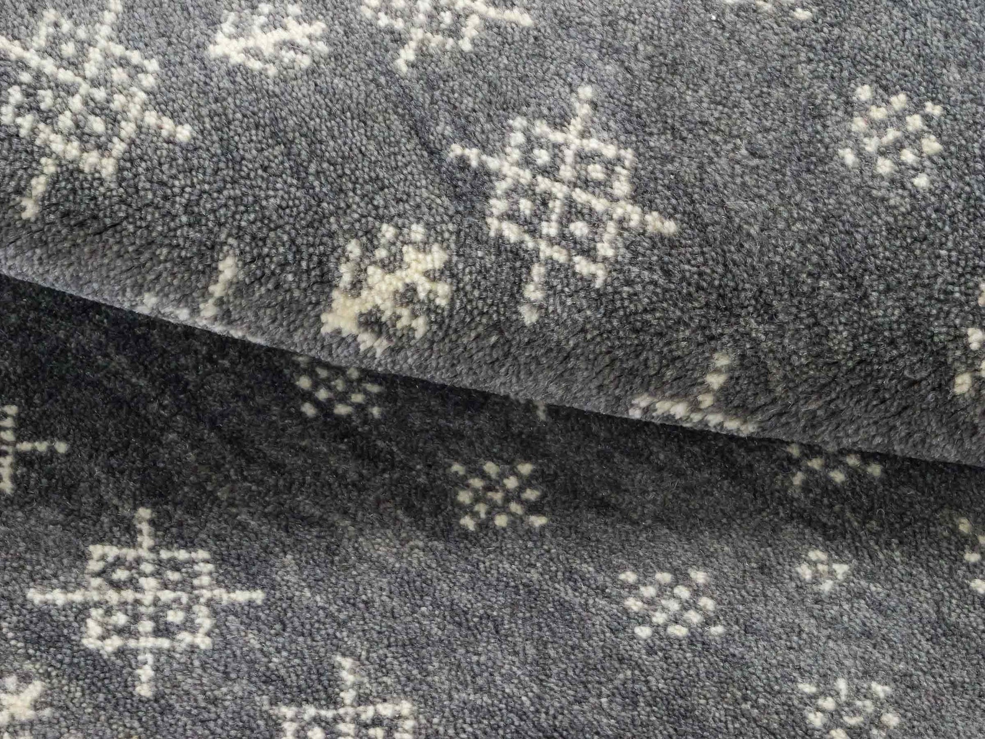 Handgeknüpfter Indo Loribaft Orientteppich von Khademi aus Wolle, grau. Geometrisches Nomaden-Design. Von Hand geknüpft in Indien. Größe: 93x62cm. Teppichnummer: KB4-1735. Verkauf durch Jupiter Intl.