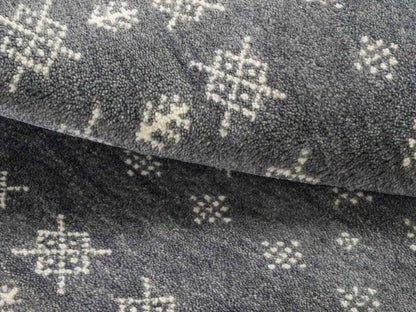 Handgeknüpfter Indo Loribaft Orientteppich von Khademi aus Wolle, grau. Geometrisches Nomaden-Design. Von Hand geknüpft in Indien. Größe: 93x62cm. Teppichnummer: KB4-1735. Verkauf durch Jupiter Intl.