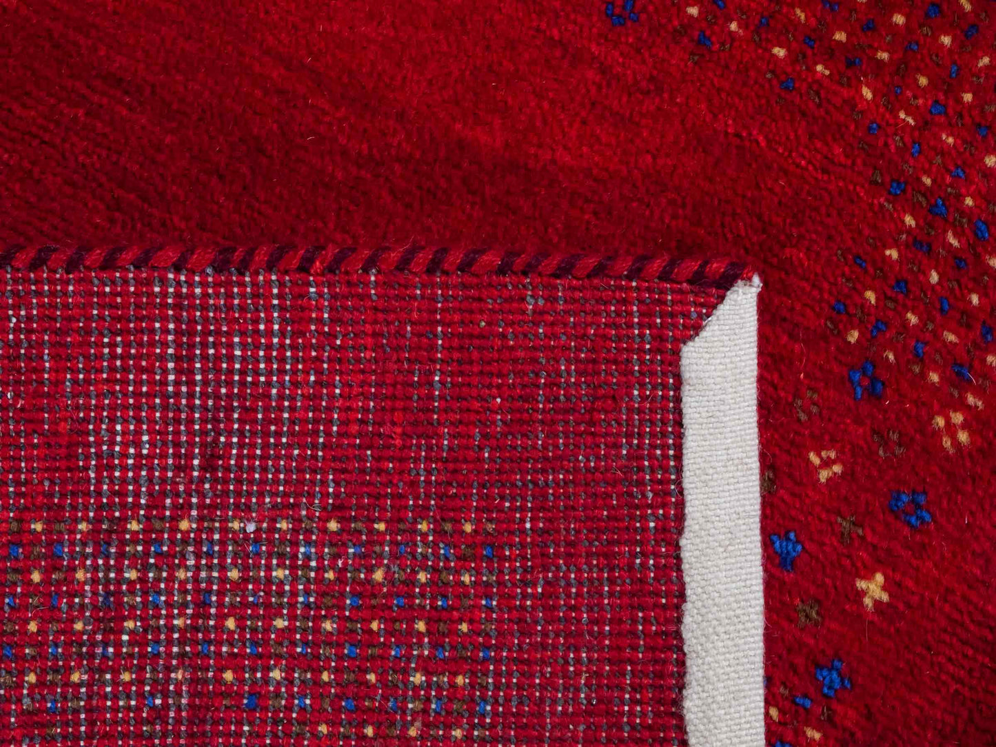 Handgeknüpfter Indo Loribaft Orientteppich von Khademi aus Wolle, rot. Geometrisches Nomaden-Design. Von Hand geknüpft in Indien. Größe: 93x62cm. Teppichnummer: KB4-1721. Verkauf durch Jupiter Intl.