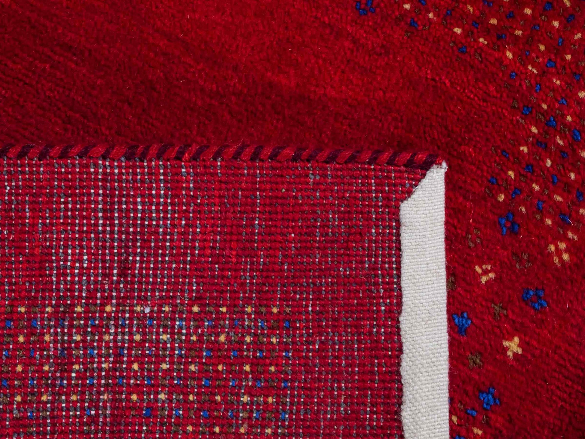 Handgeknüpfter Indo Loribaft Orientteppich von Khademi aus Wolle, rot. Geometrisches Nomaden-Design. Von Hand geknüpft in Indien. Größe: 93x62cm. Teppichnummer: KB4-1721. Verkauf durch Jupiter Intl.