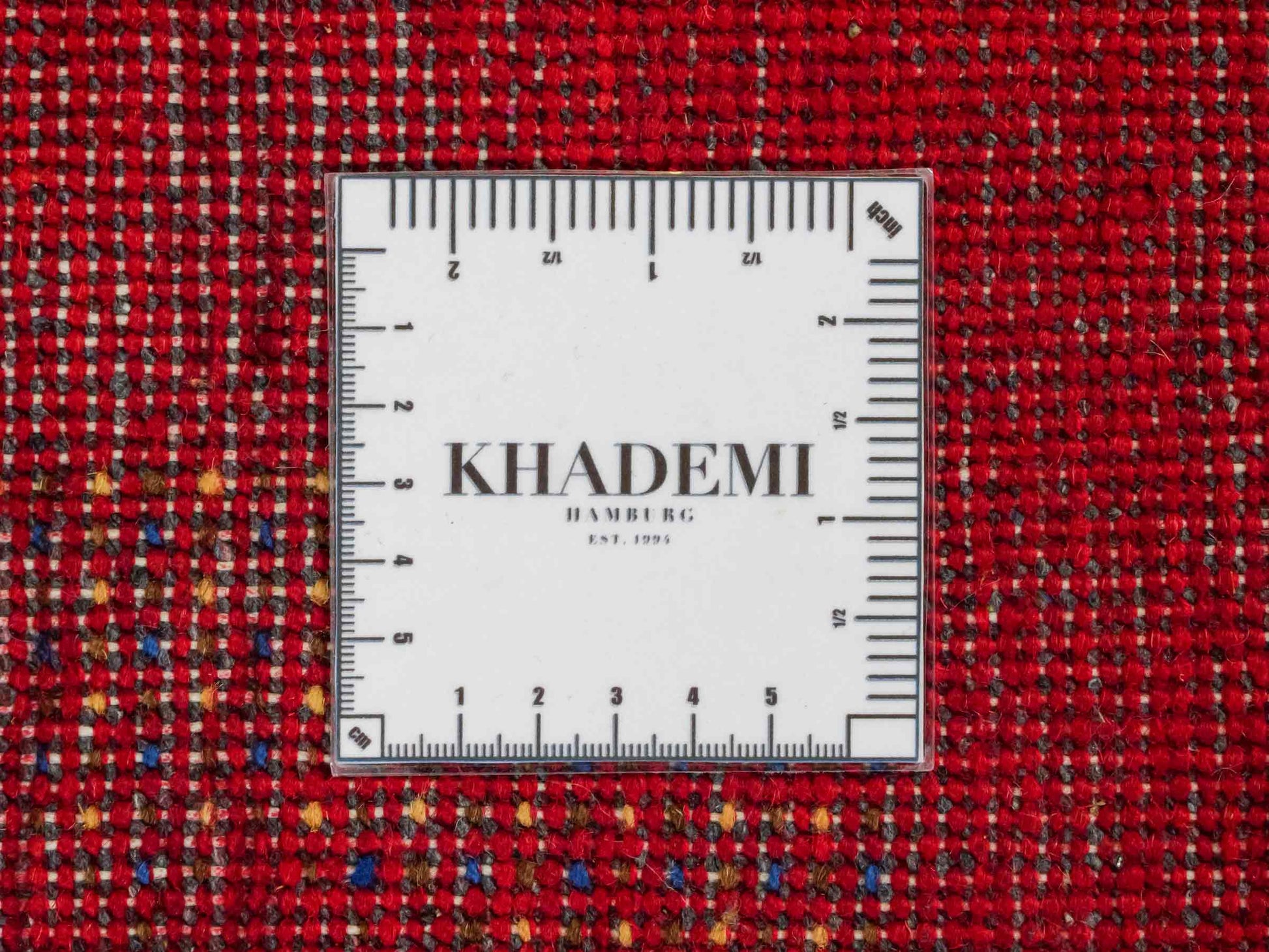 Handgeknüpfter Indo Loribaft Orientteppich von Khademi aus Wolle, rot. Geometrisches Nomaden-Design. Von Hand geknüpft in Indien. Größe: 93x62cm. Teppichnummer: KB4-1721. Verkauf durch Jupiter Intl.