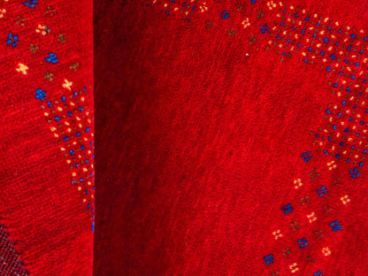 Handgeknüpfter Indo Loribaft Orientteppich von Khademi aus Wolle, rot. Geometrisches Nomaden-Design. Von Hand geknüpft in Indien. Größe: 93x62cm. Teppichnummer: KB4-1721. Verkauf durch Jupiter Intl.