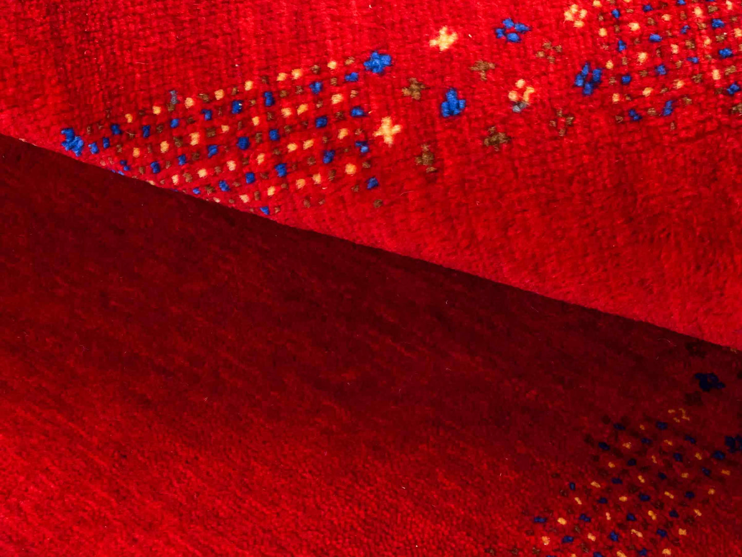 Handgeknüpfter Indo Loribaft Orientteppich von Khademi aus Wolle, rot. Geometrisches Nomaden-Design. Von Hand geknüpft in Indien. Größe: 93x62cm. Teppichnummer: KB4-1721. Verkauf durch Jupiter Intl.